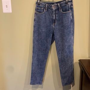 Hollister Ultra Curvy High-Waisted Medium Wash Cropped Mom Jeans. Size 7S.
